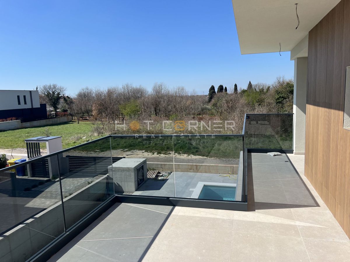 Elegante e moderna villa con piscina, 4 camere, a 2 km da splendide spiagge