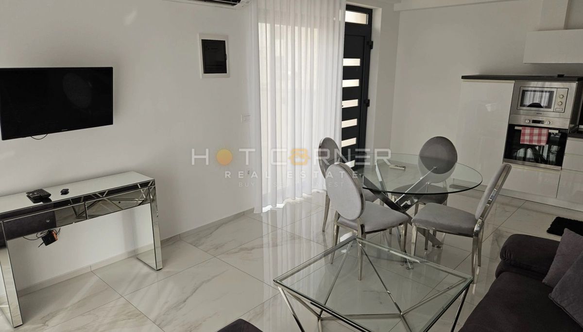 Medulin, appartamento top in posizione top, giardino, piscina, vicino alla spiaggia