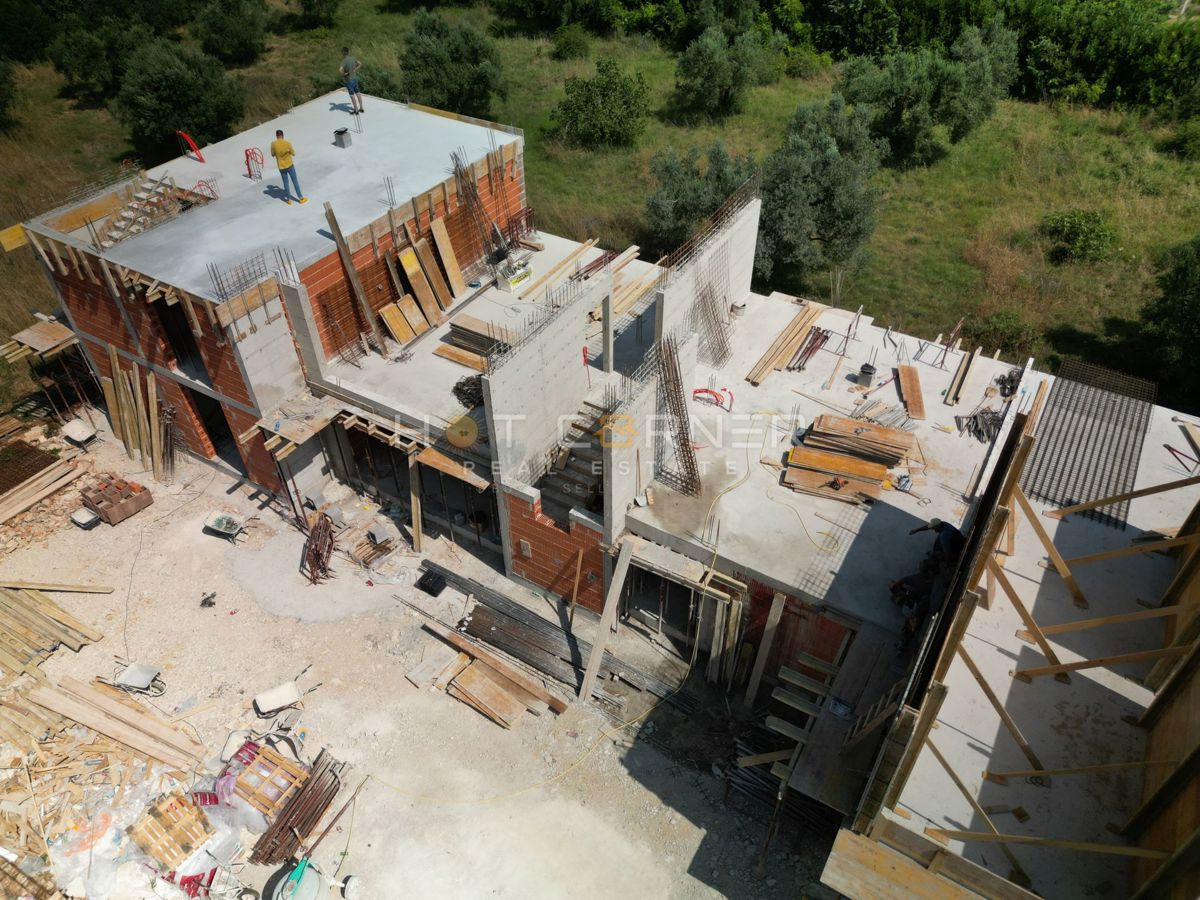 Appartamento nel Cuore di Stignano – Zona Tranquilla con Vista sugli Uliveti, Vicino alla Scuola e al Mare