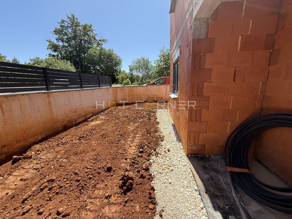 Medulin, posizione top, 400 m dalla spiaggia, appartamento al piano terra con giardino