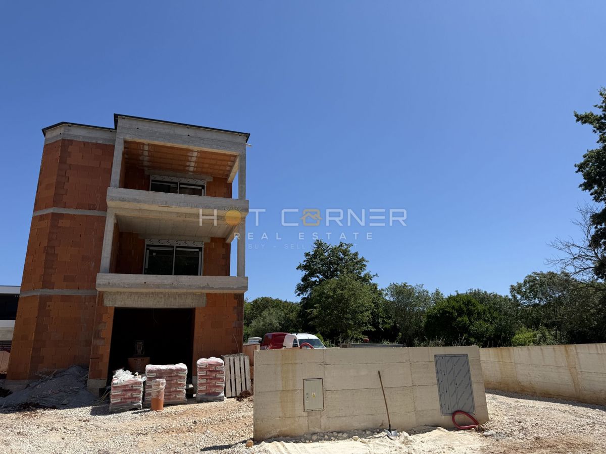 Medulin, posizione top, 400 m dalla spiaggia, appartamento al piano terra con giardino