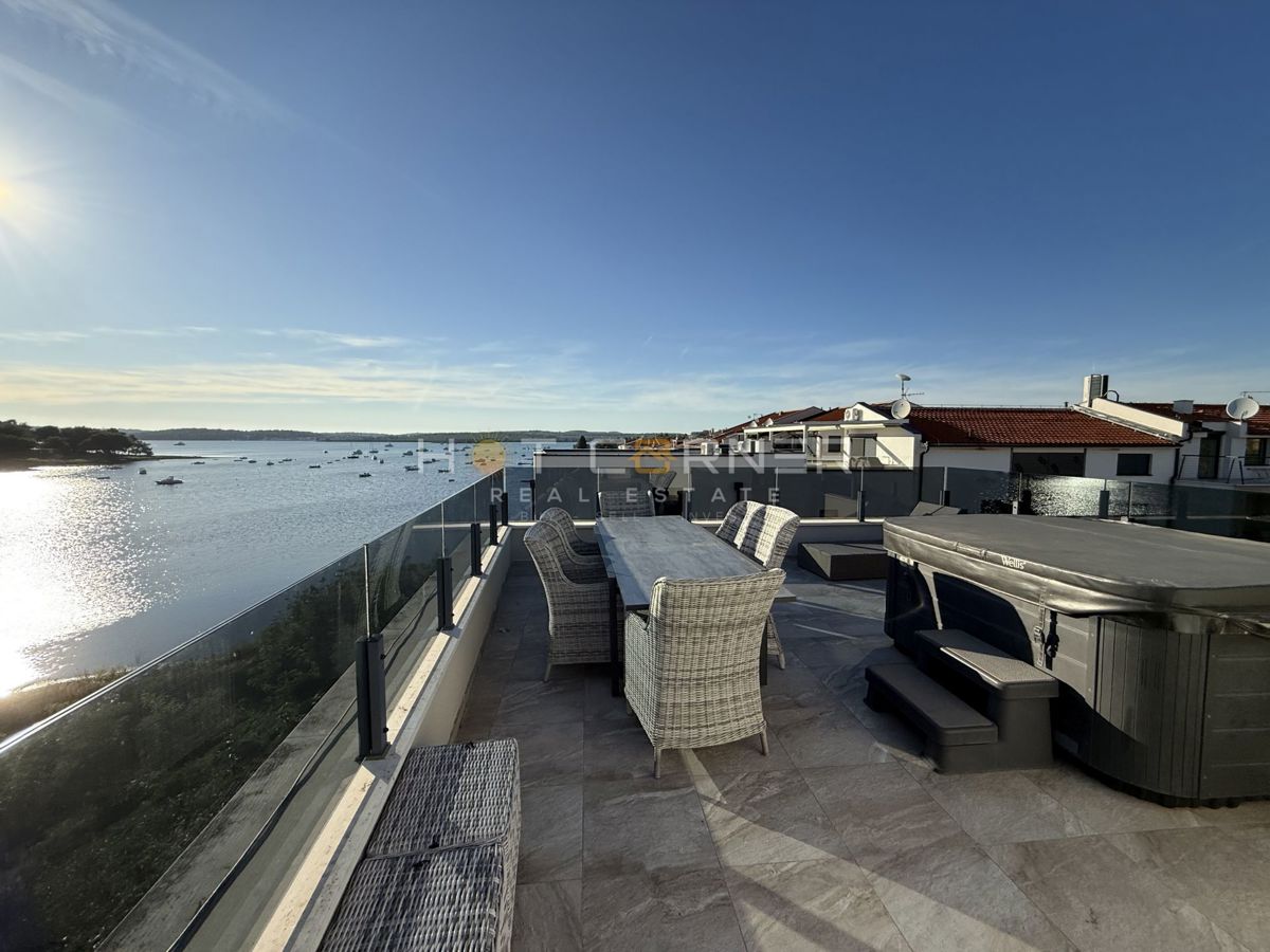 Medulin, penthouse, 1ª fila al mare, vista mare aperta