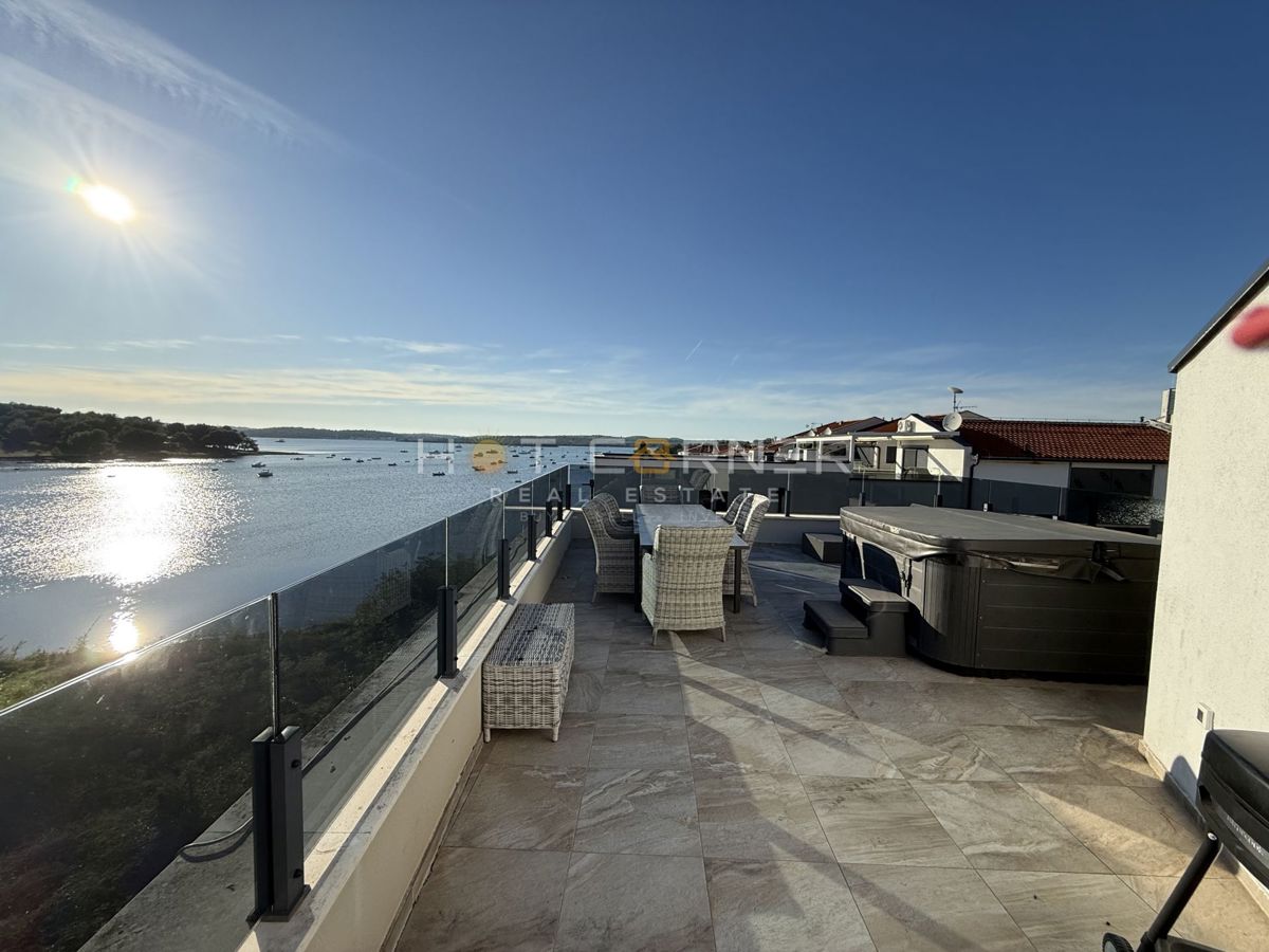 Medulin, penthouse, 1ª fila al mare, vista mare aperta