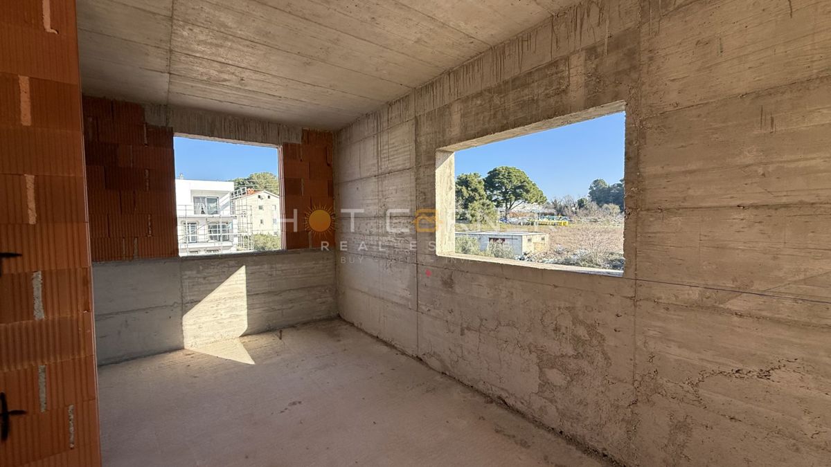 Nuova costruzione a Pola: appartamento al primo piano con parcheggio e ripostiglio