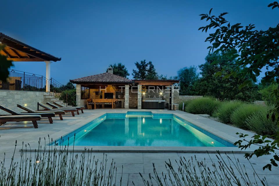 Bellissima villa con piscina, giardino di 2000 m2 e vista mare 