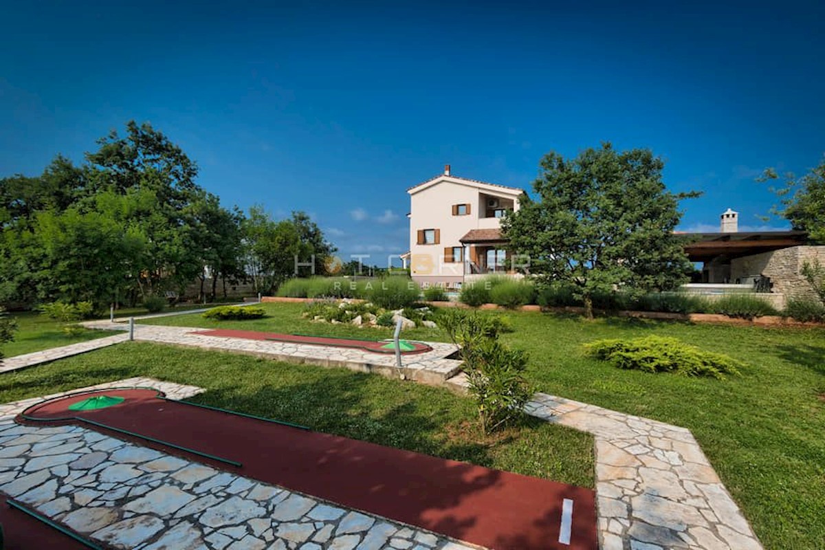 Bellissima villa con piscina, giardino di 2000 m2 e vista mare 