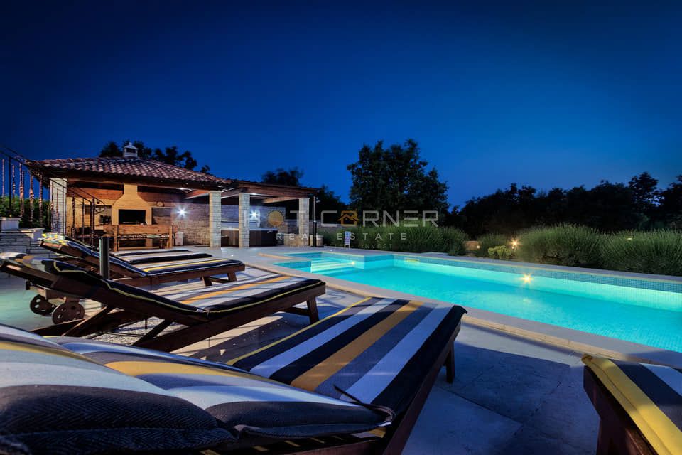 Bellissima villa con piscina, giardino di 2000 m2 e vista mare 