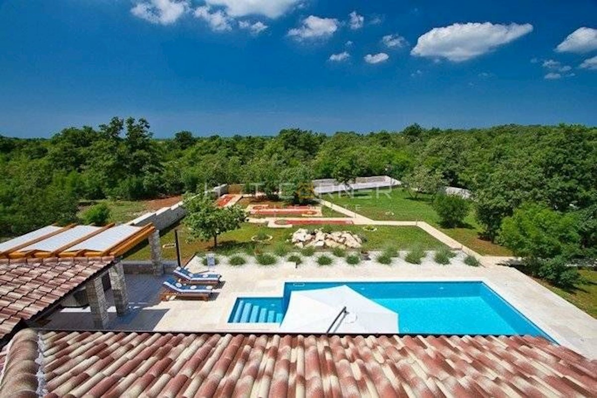 Bellissima villa con piscina, giardino di 2000 m2 e vista mare 