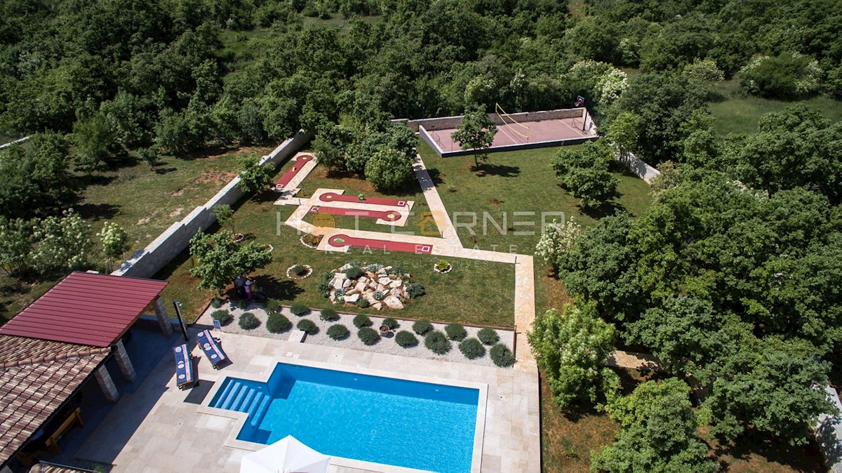 Bellissima villa con piscina, giardino di 2000 m2 e vista mare 