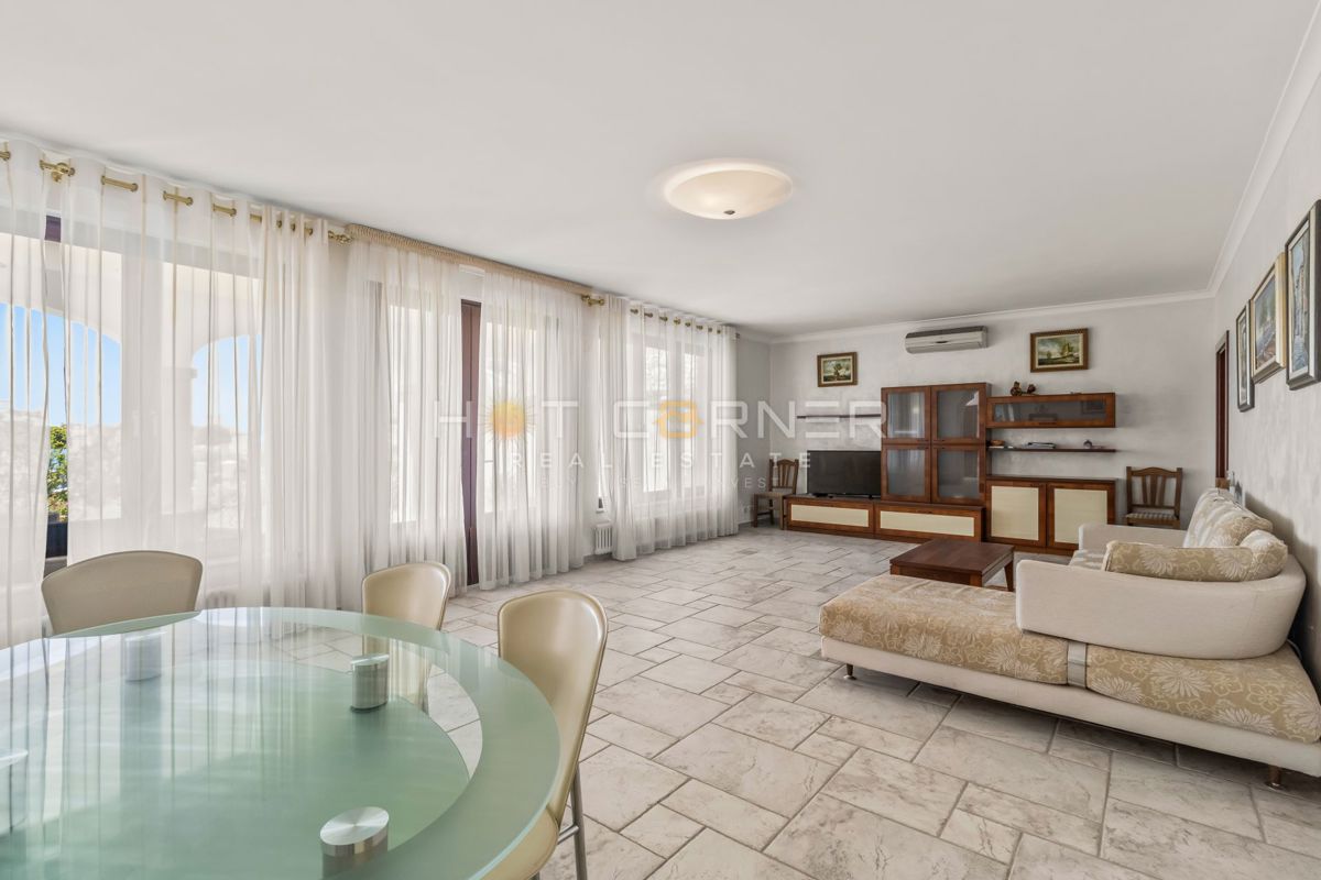 Palazzo fronte mare a Umago
