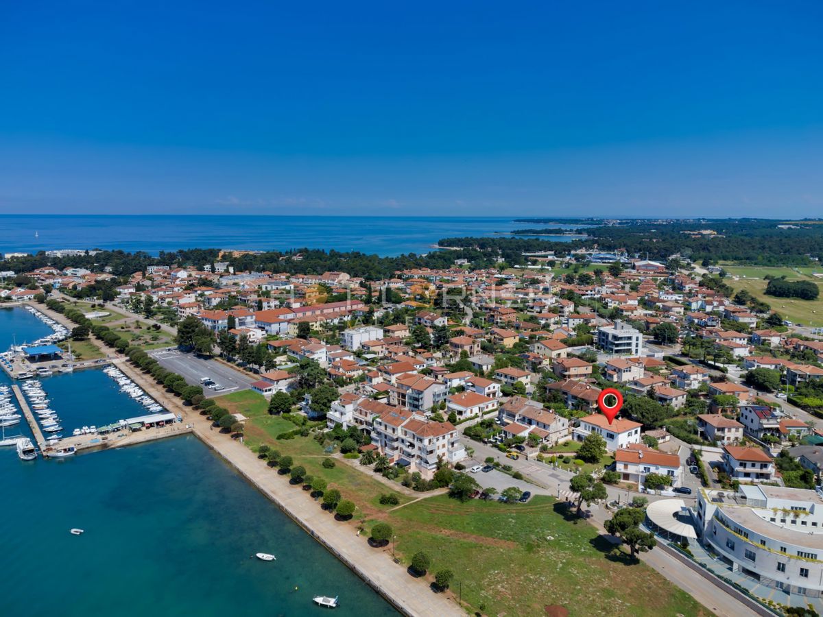 Palazzo fronte mare a Umago
