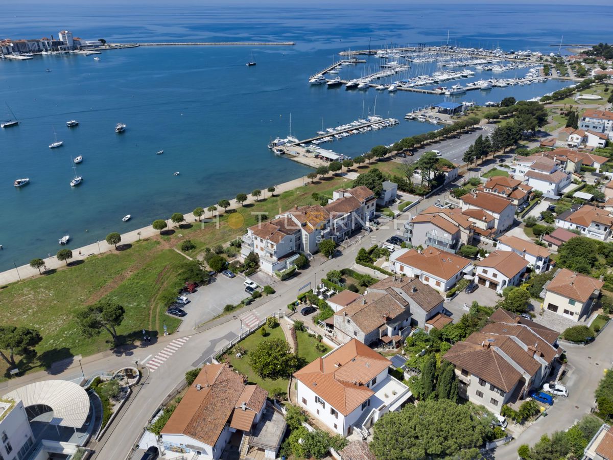 Palazzo fronte mare a Umago