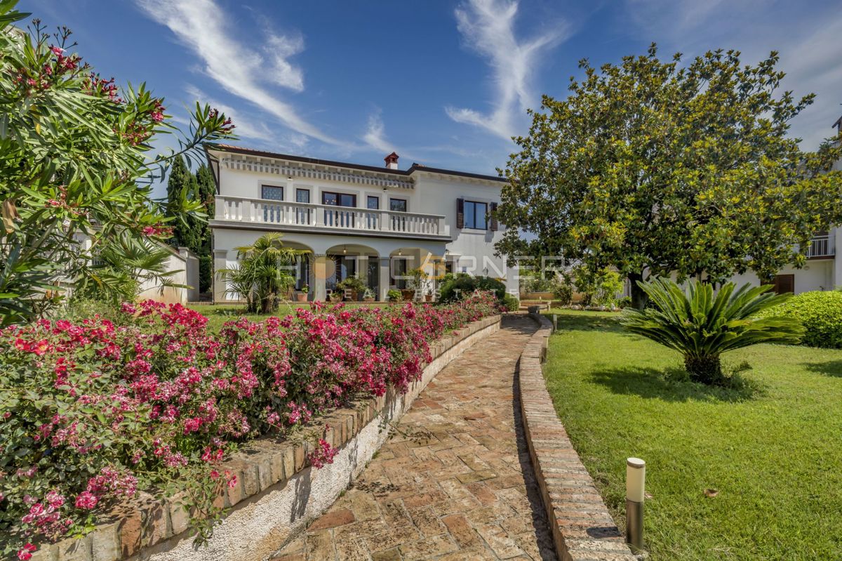 Palazzo fronte mare a Umago