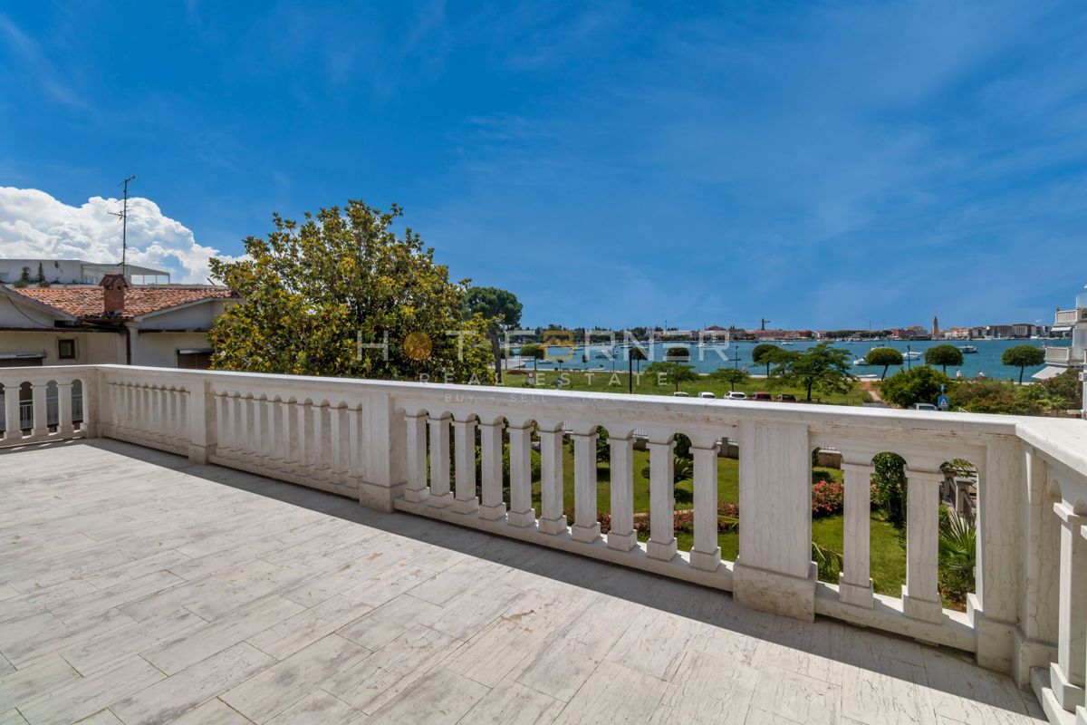 Palazzo fronte mare a Umago