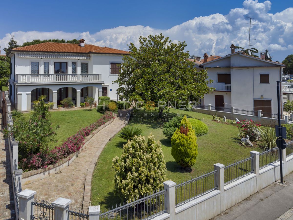 Palazzo fronte mare a Umago