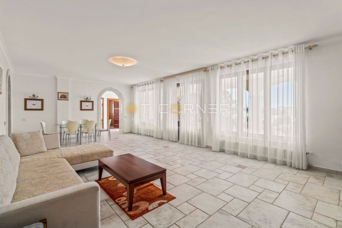 Palazzo fronte mare a Umago