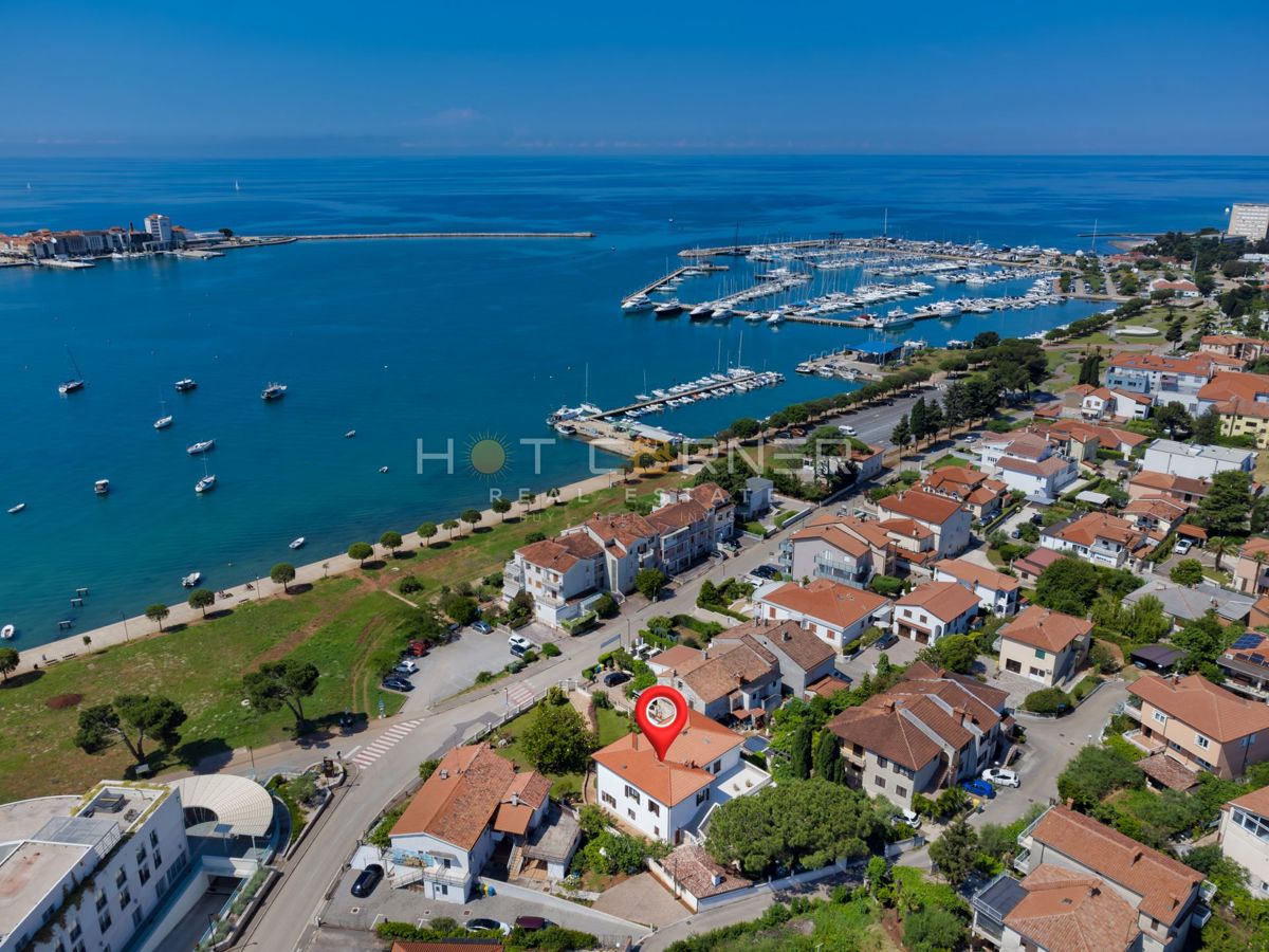 Palazzo fronte mare a Umago