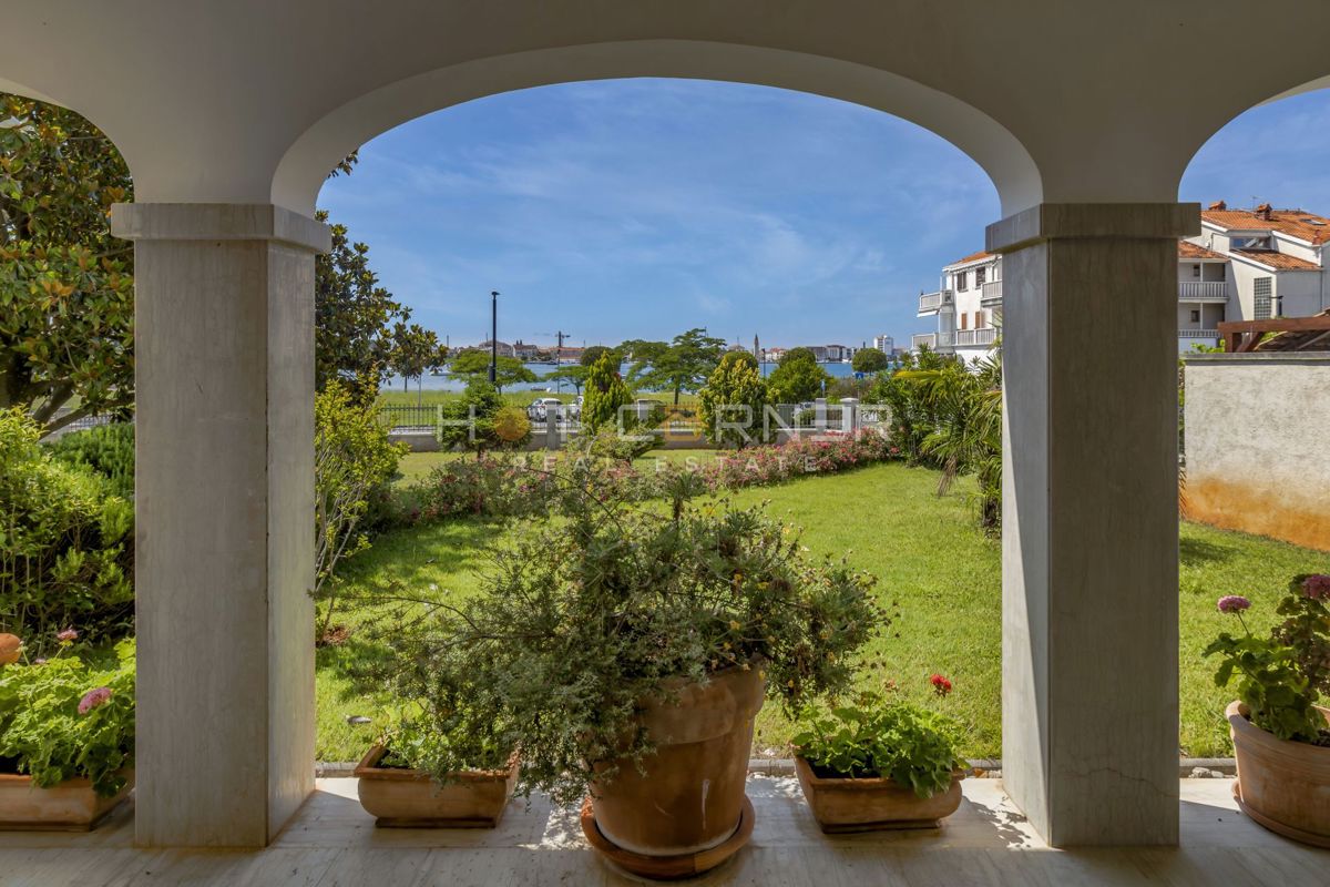 Palazzo fronte mare a Umago