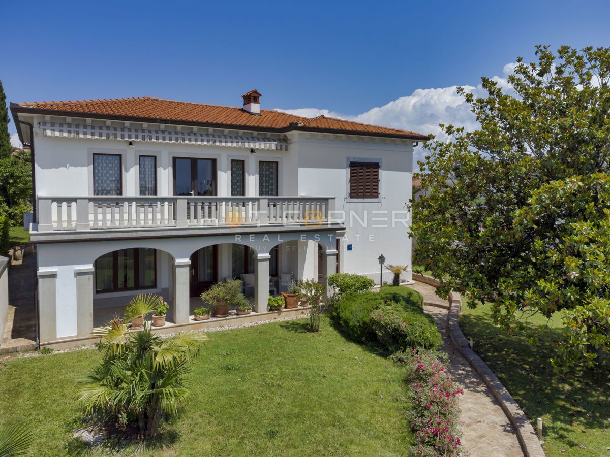 Palazzo fronte mare a Umago