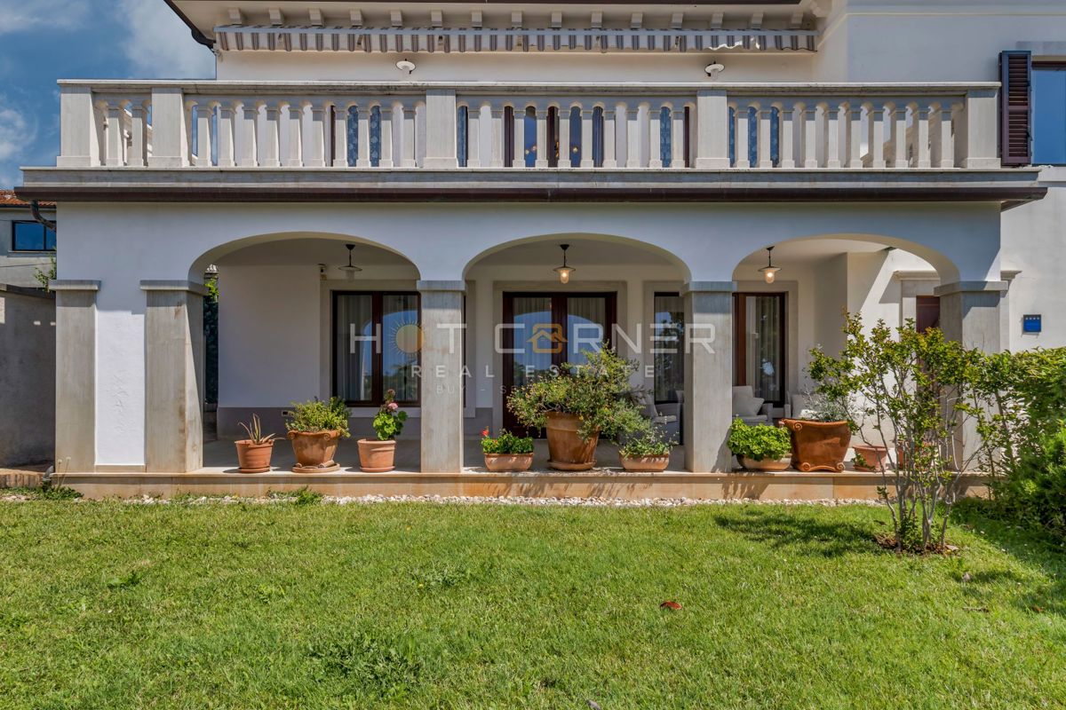 Palazzo fronte mare a Umago