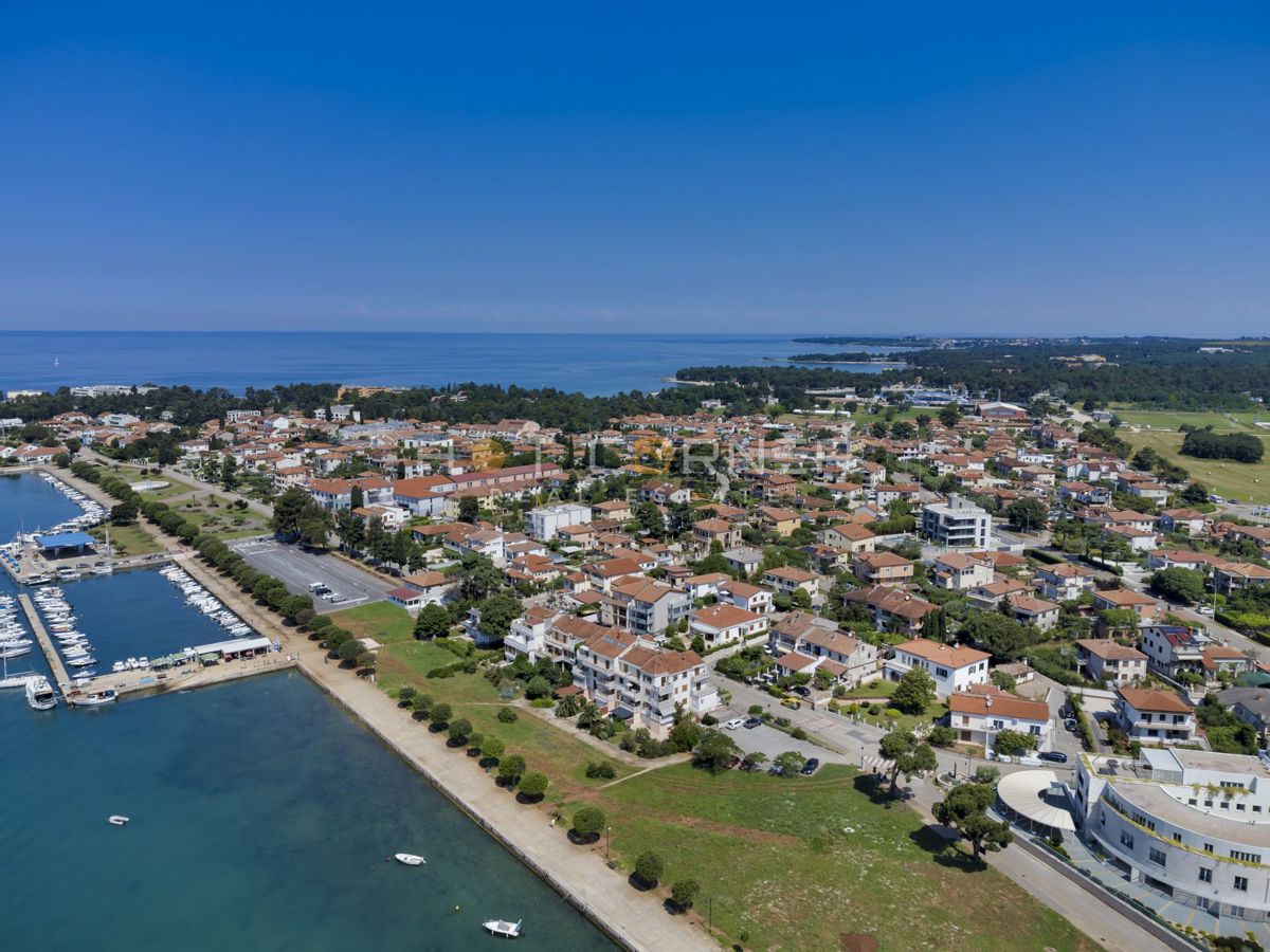 Palazzo fronte mare a Umago