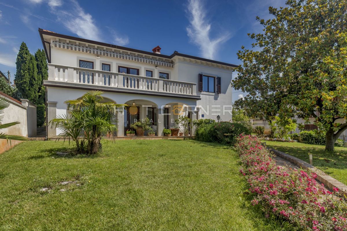 Palazzo fronte mare a Umago