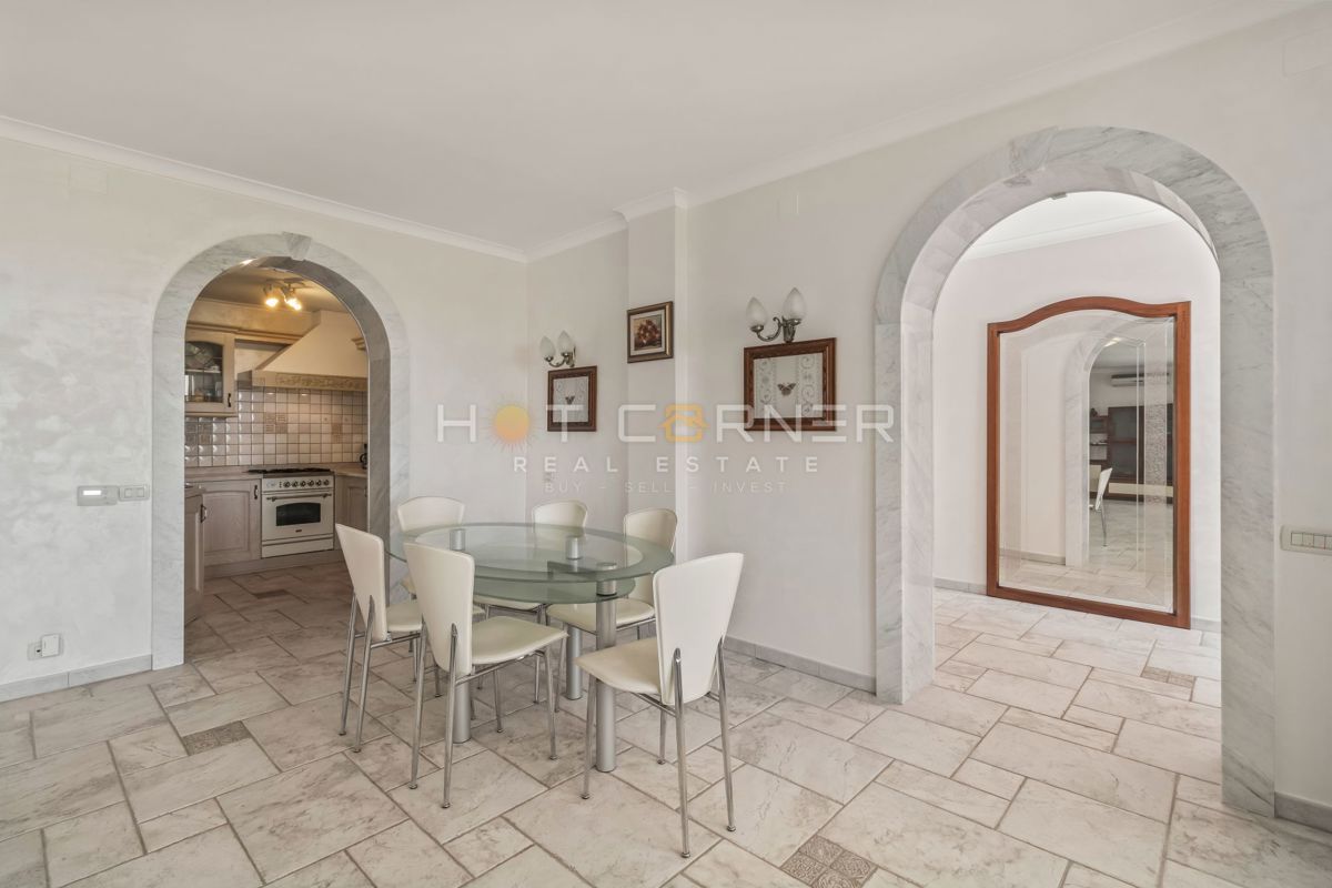 Palazzo fronte mare a Umago