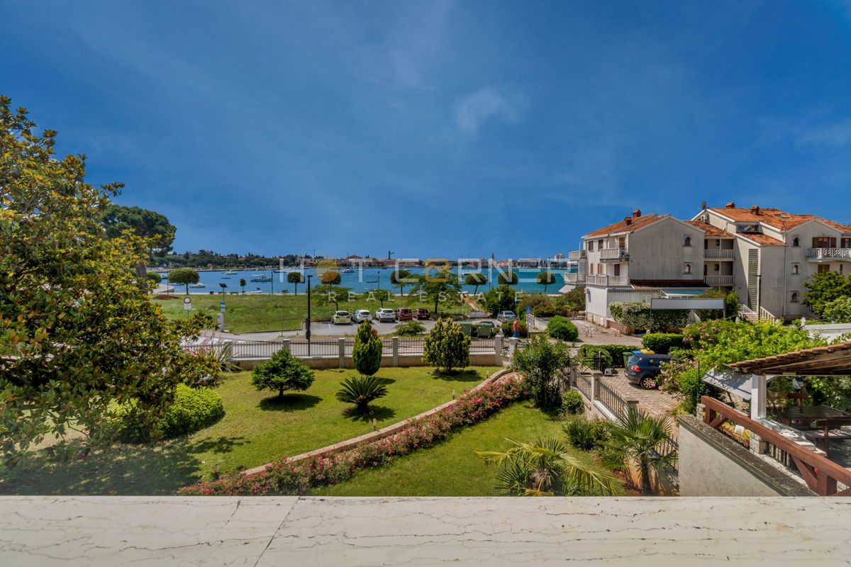Palazzo fronte mare a Umago