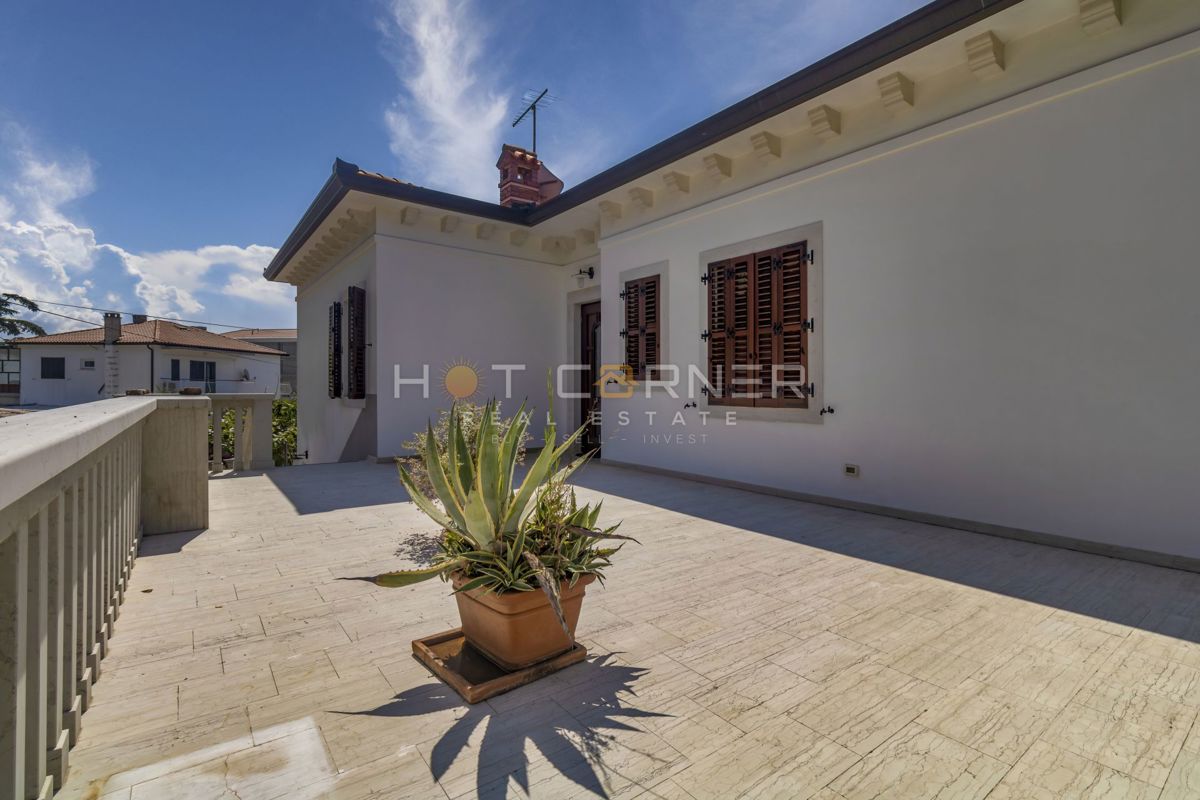 Palazzo fronte mare a Umago