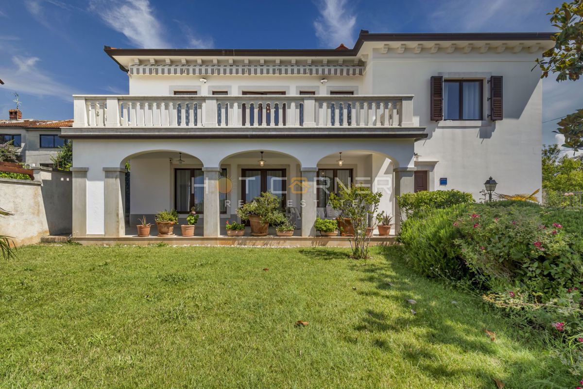 Palazzo fronte mare a Umago