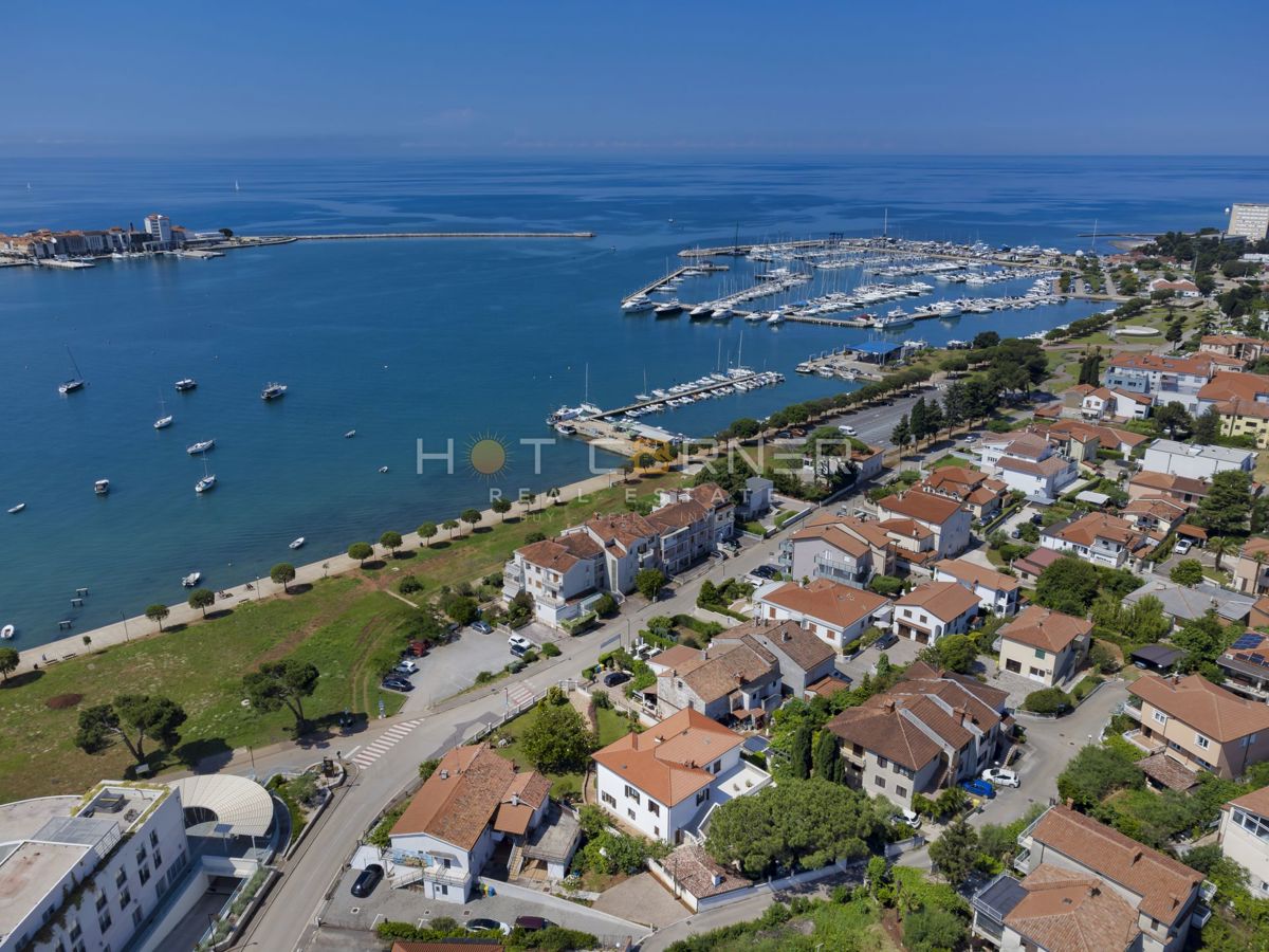 Palazzo fronte mare a Umago