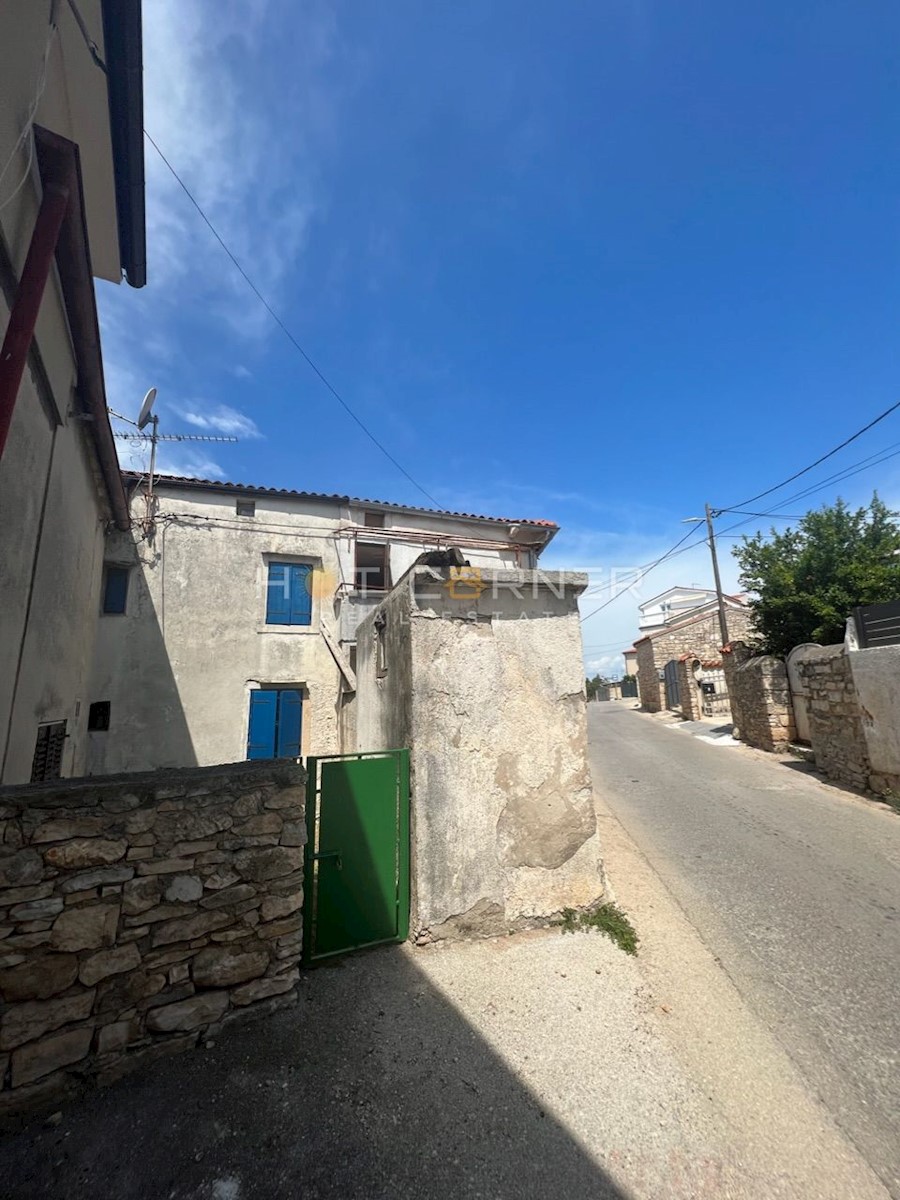 Lisignano, piccola casa da pietra con giardino da ristrutturare 