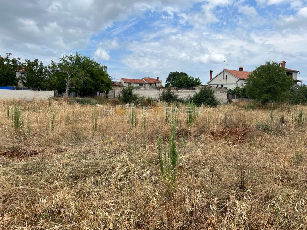 Galižana, terreno eccellente con vista mare, 5 km dal mare