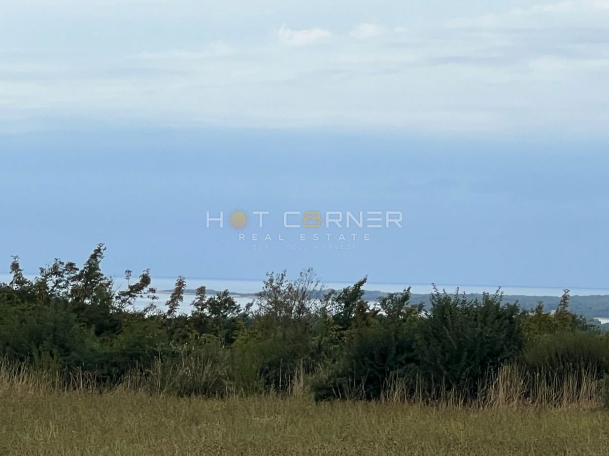 Galižana, terreno eccellente con vista mare, 5 km dal mare