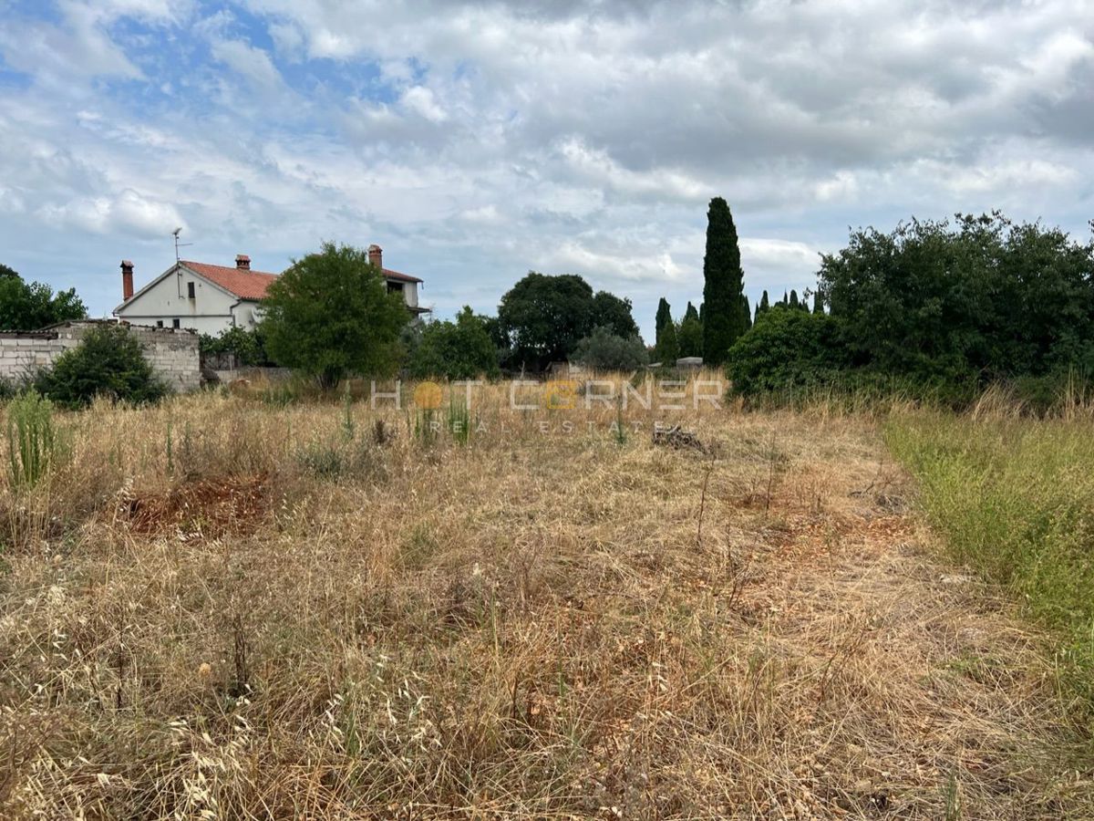 Galižana, terreno eccellente con vista mare, 5 km dal mare