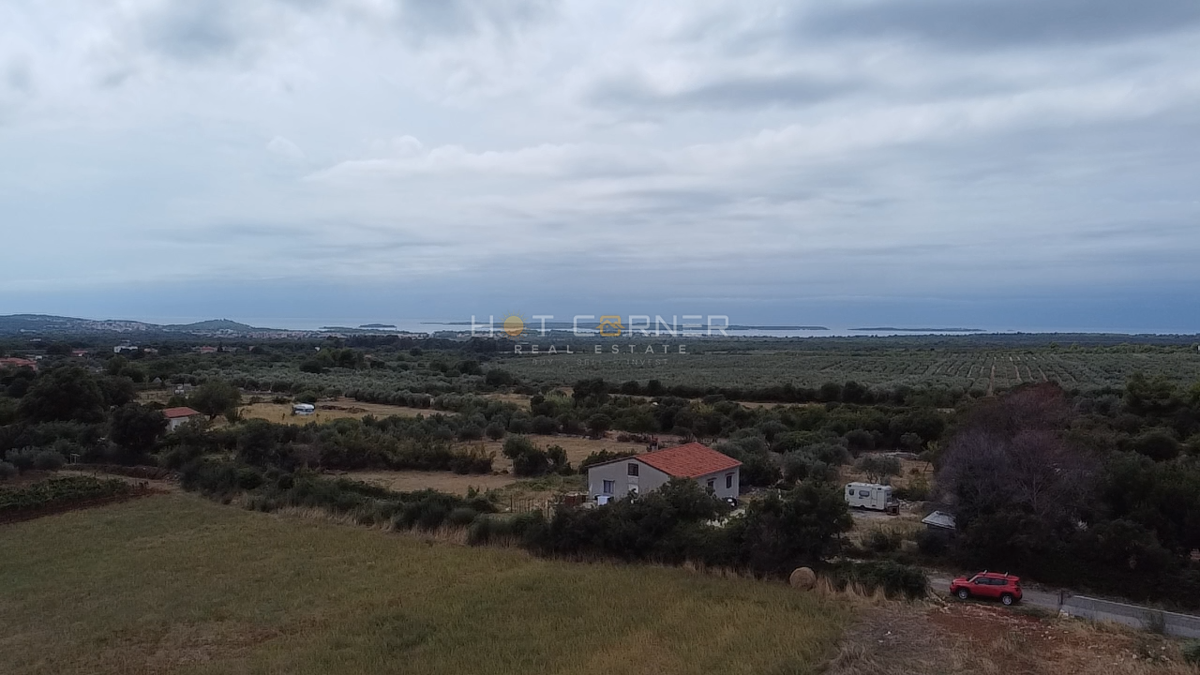 Galižana, terreno eccellente con vista mare, 5 km dal mare
