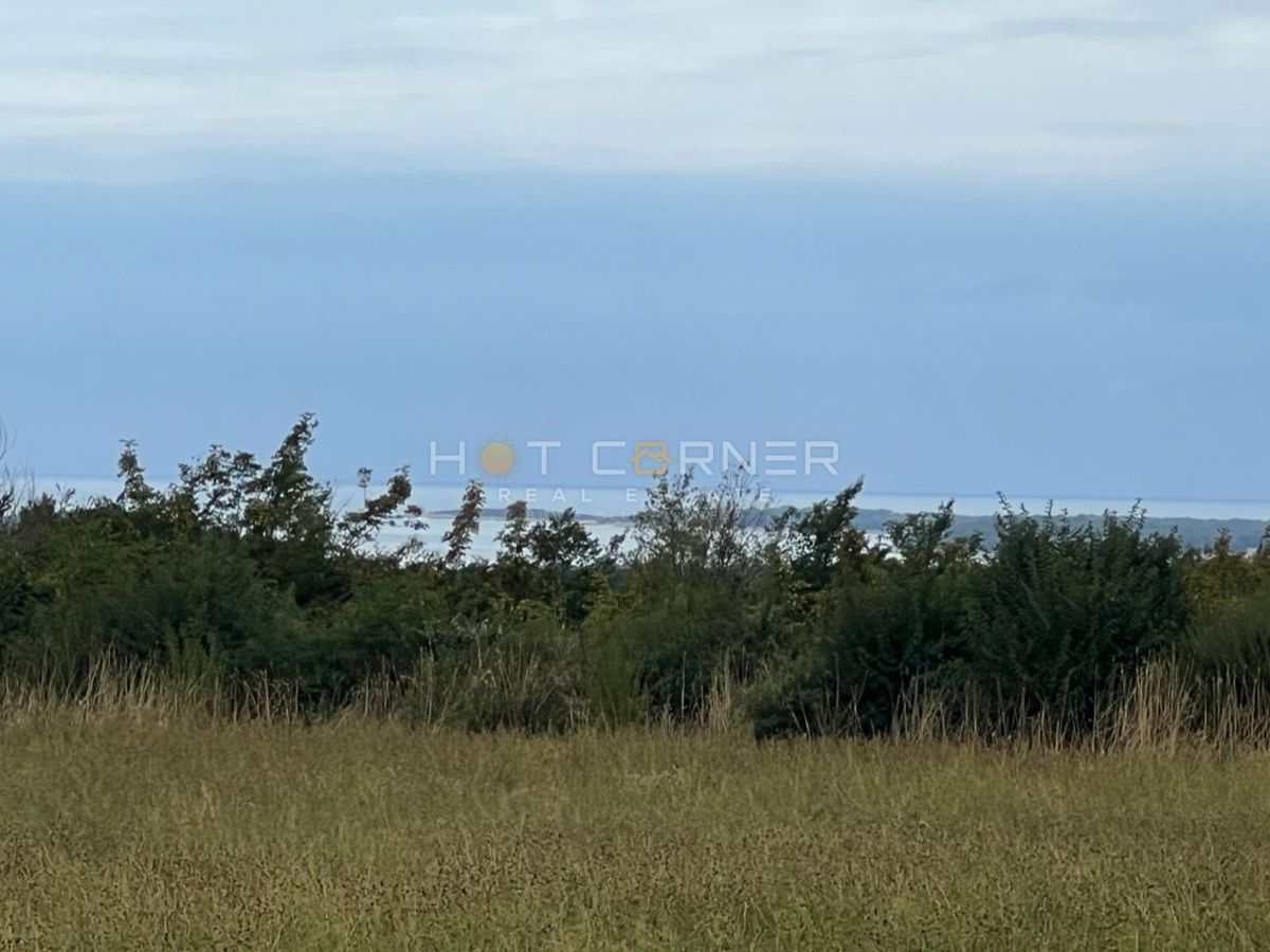 Galižana, terreno eccellente con vista mare, 5 km dal mare