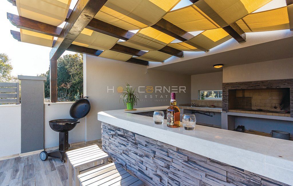 Šišan, bellissima villa con piscina e garage