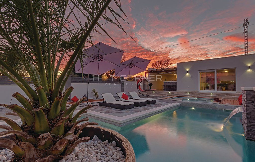 Šišan, bellissima villa con piscina e garage