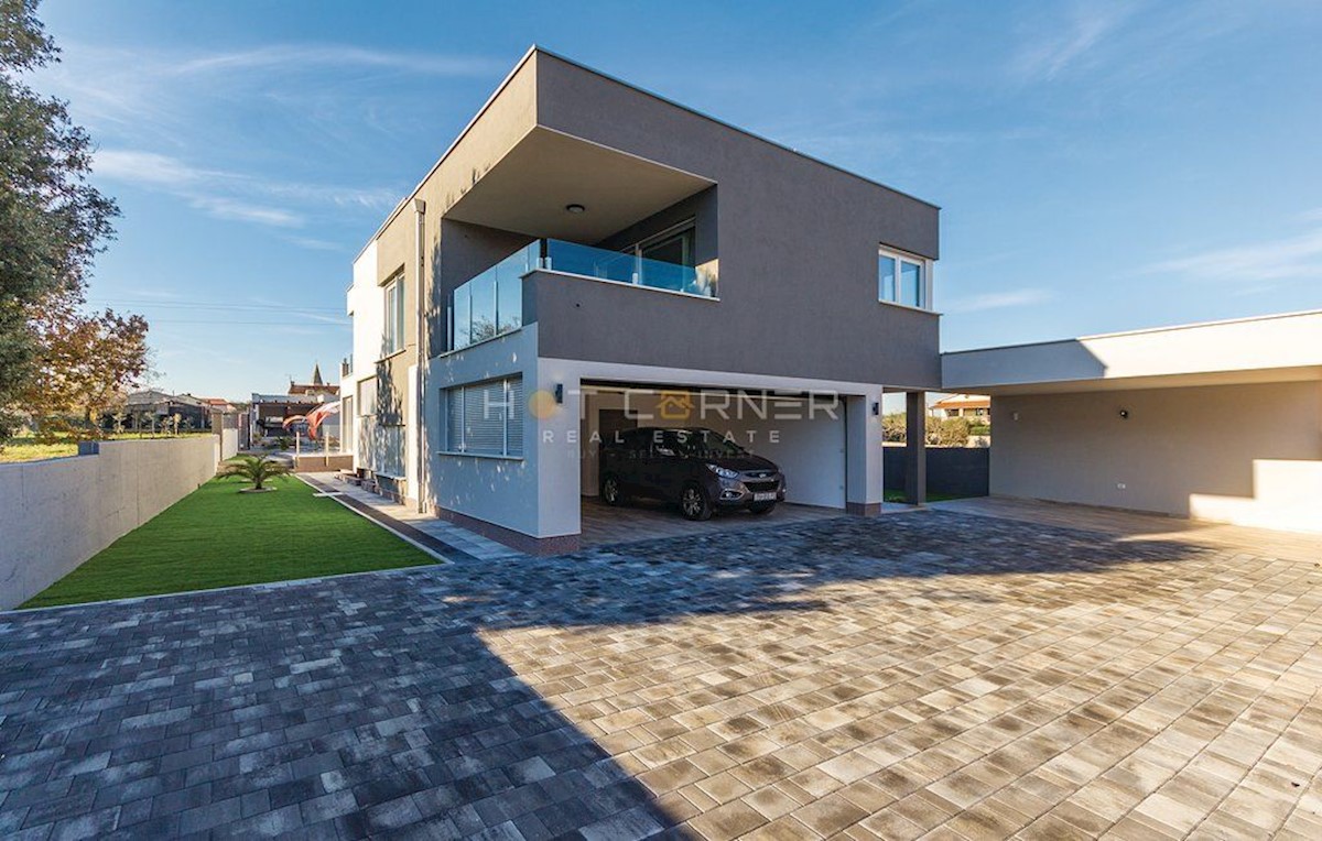 Šišan, bellissima villa con piscina e garage