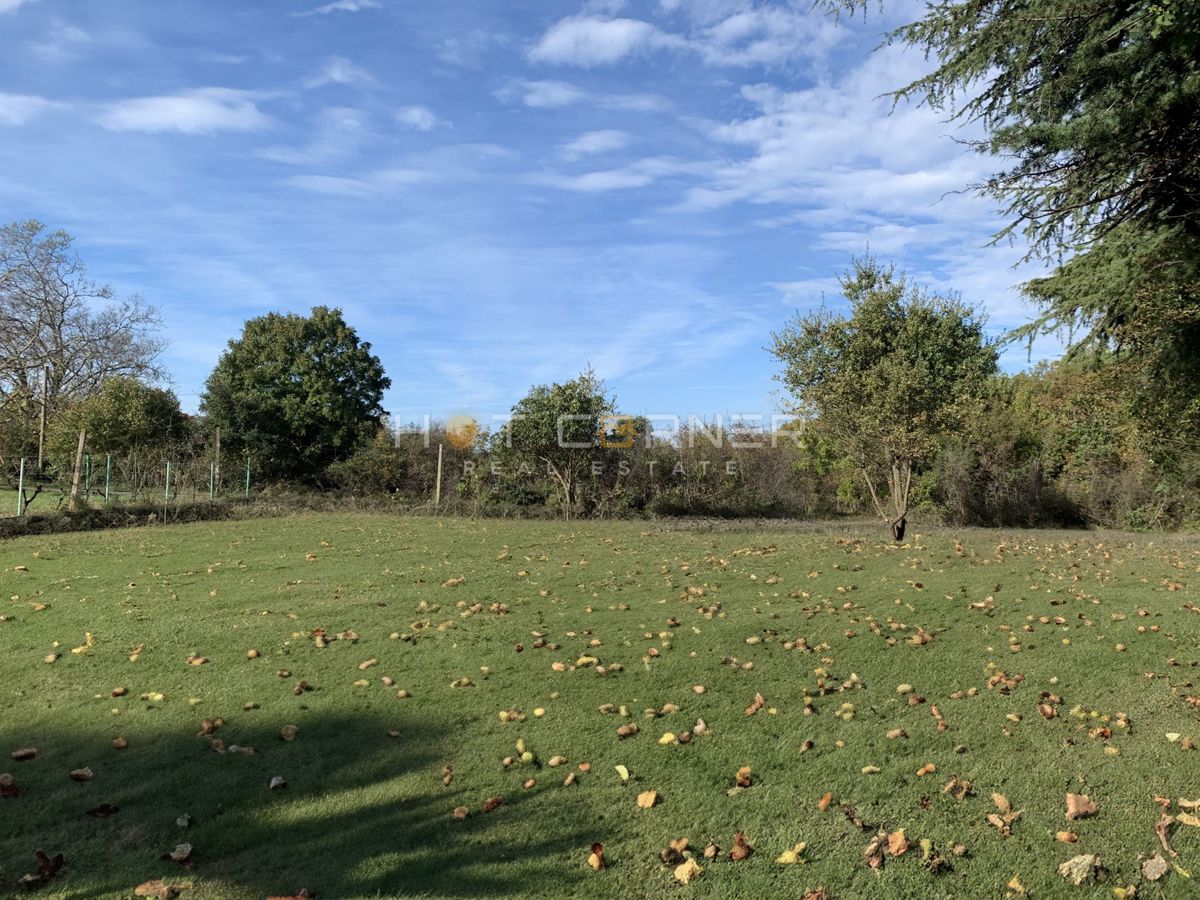 Terreno edificabile con molteplici possibilità a Štinjan – 1025 m²