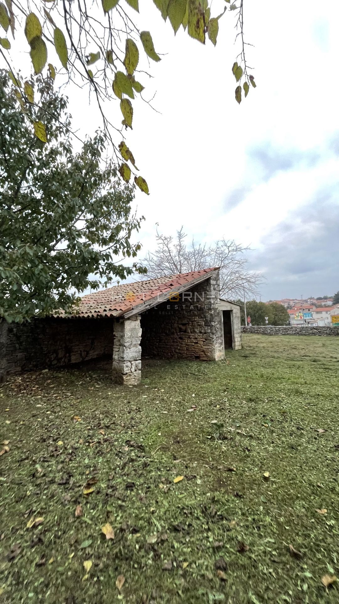 Terreno edificabile di 1355m2 con un edificio di 206m2