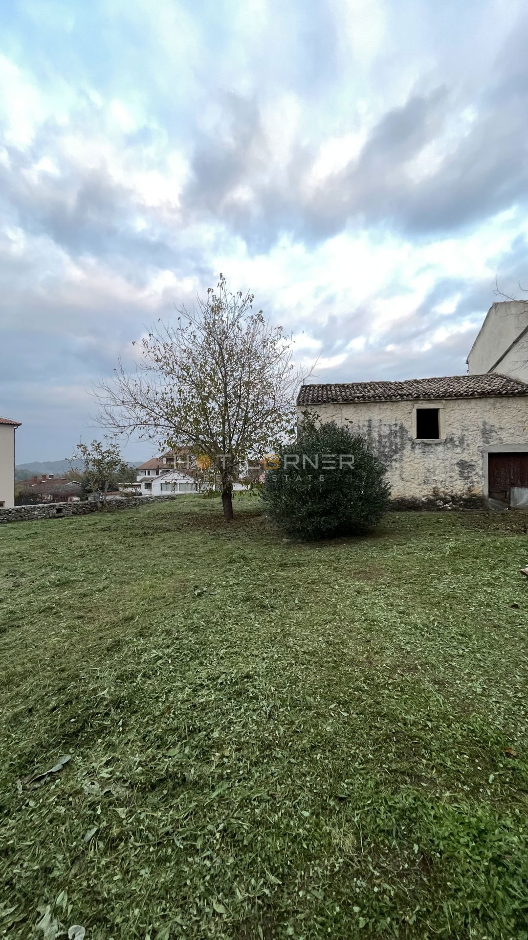 Terreno edificabile di 1355m2 con un edificio di 206m2