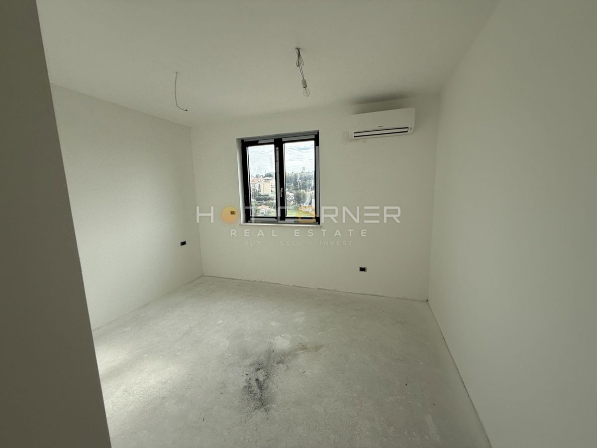 Posizione top, Pješčana Uvala, appartamento di lusso in una nuova costruzione con vista mare, a 400 m dalla spiaggia!