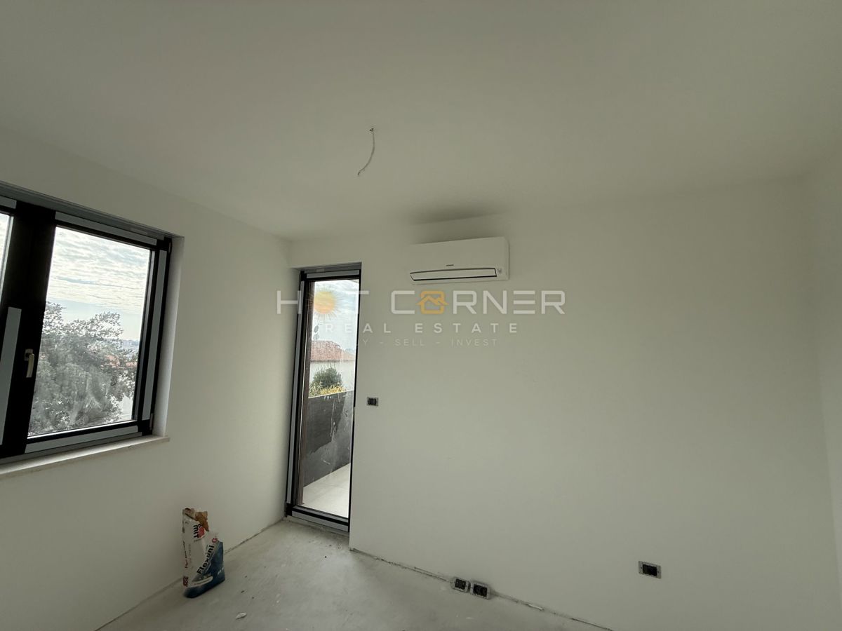 Posizione top, Pješčana Uvala, appartamento di lusso in una nuova costruzione con vista mare, a 400 m dalla spiaggia!