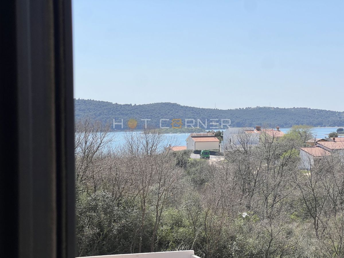 Medulin, 650 m dalla spiaggia, 2 camere da letto, terrazza sul tetto, vista mare mozzafiato!