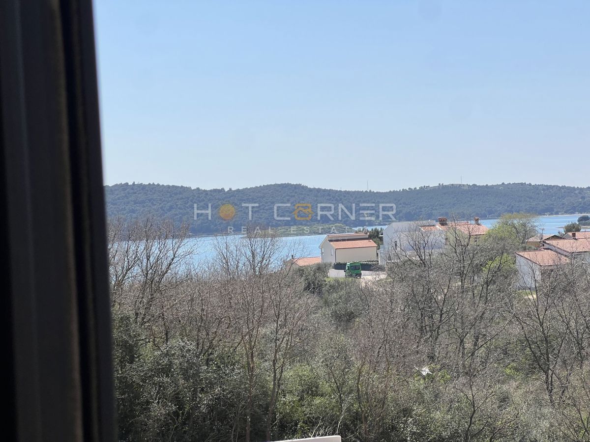 Medulin, 650 m dalla spiaggia, 2 camere da letto, terrazza sul tetto, vista mare mozzafiato!