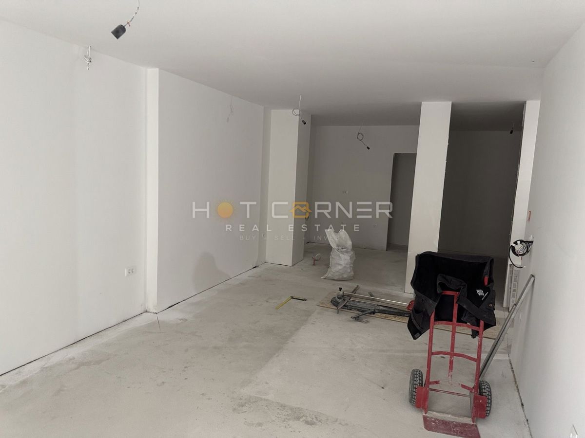 Pola, centro città, appartamento trilocale in un edificio moderno, garage