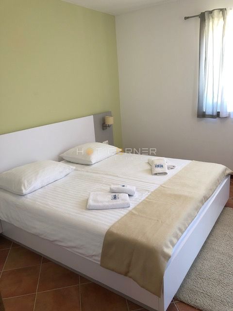 Medulin, 200 m dalla spiaggia, appartamento al piano terra, 2 camere da letto, giardino di 30 m²