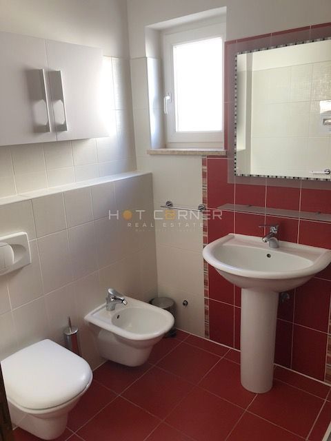 Medulin, 200 m dalla spiaggia, appartamento al piano terra, 2 camere da letto, giardino di 30 m²